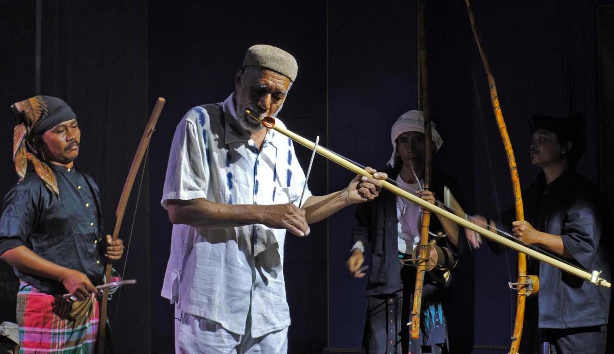 Tim Konstelasi Artistik Indonesia saat menampilkan pertunjukan seni Kabata Tanrasula di Chandelier Room di komplek Castle of Good Hope, Cape Town, 30 November 2024. (Foto oleh: Konstelasi Artistik Indonesia)