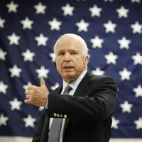 Selain terjun ke dunia militer dan politik, ternyata sesekali John McCain juga menjajal kepiawaiannya berakting dilayar kaca. (AP Photo)