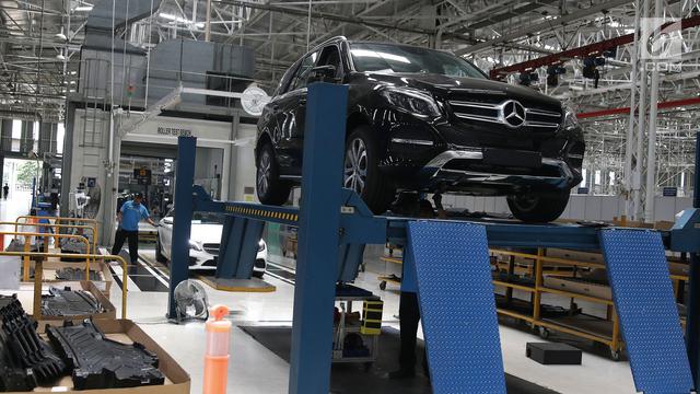 Pekerja mengecek mobil Mercedes Benz di Pabrik Mercedes Benz, Wanaherang, Gunung Putri, Bogor, Selasa (11/12). Mercededes-Benz C-Class memiliki pasar yang besar di Indonesia. (Liputan6.com/Herman Zakharia)