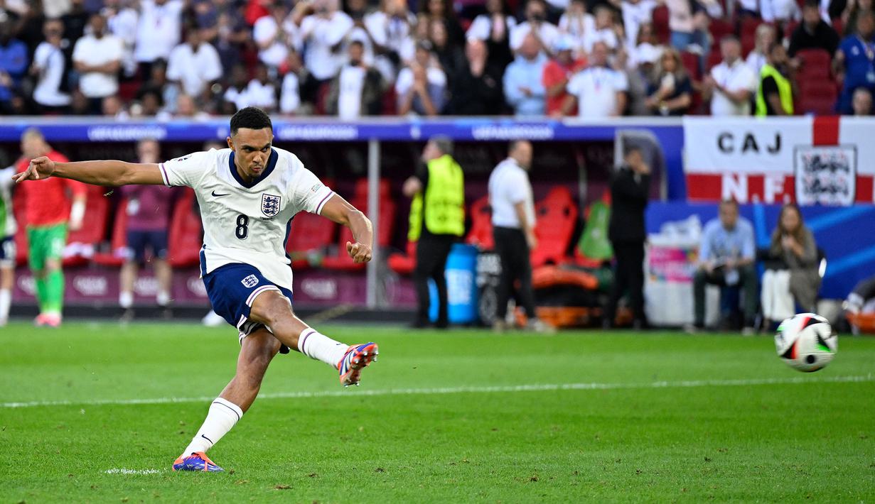 <p>Pemain Inggris, Trent Alexander Arnold mencetak gol kemenangan timnya ke gawang Swiss&nbsp;pada babak adu penalti laga perempat final Euro 2024 di Duesseldorf Arena, Duesseldorf, Jerman, Sabtu (06/07/2024). (AFP/Ina Fassbender)</p>