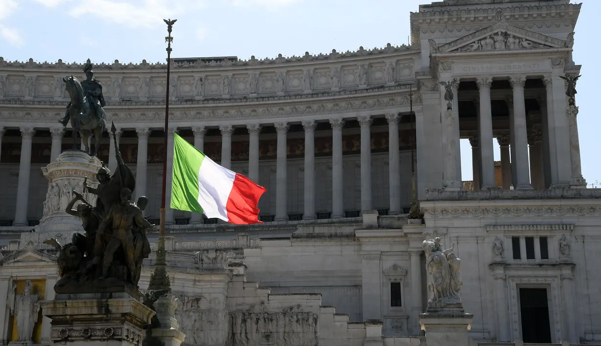Bendera nasional Italia dikibarkan setengah tiang sebagai tanda berkabung atas korban meninggal akibat pandemi COVID-19 di Palazzo Chigi, Roma, 31 Maret 2020. Italia mengheningkan cipta dan menaikkan bendera setengah tiang atas kematian 11.591 orang akibat virus corona.  (Xinhua/Alberto Lingria)