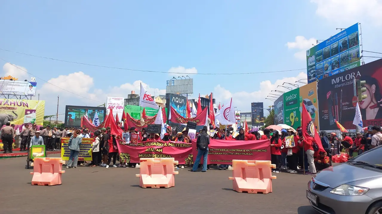 Aksi May Day di Tugu Adipura, Bandar Lampung. Foto : (Liputan6.com/Ardi).