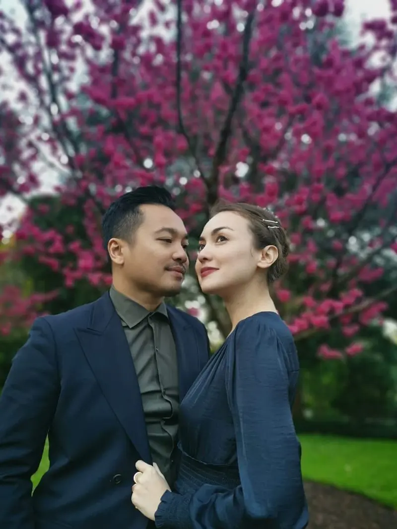 Hamil Setelah 9 Tahun Nikah, Ini 6 Potret Rianti Cartwright pamer perut buncit