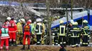 Regu penyelamat berusaha mengevakuasi korban tabrakan antara dua kereta di dekat Bad Aibling, Jerman, Selasa (9/2). Beberapa penumpang dilaporkan masih terjebak di dalam puing-puing gerbong. (REUTERS/Michael Dalder)