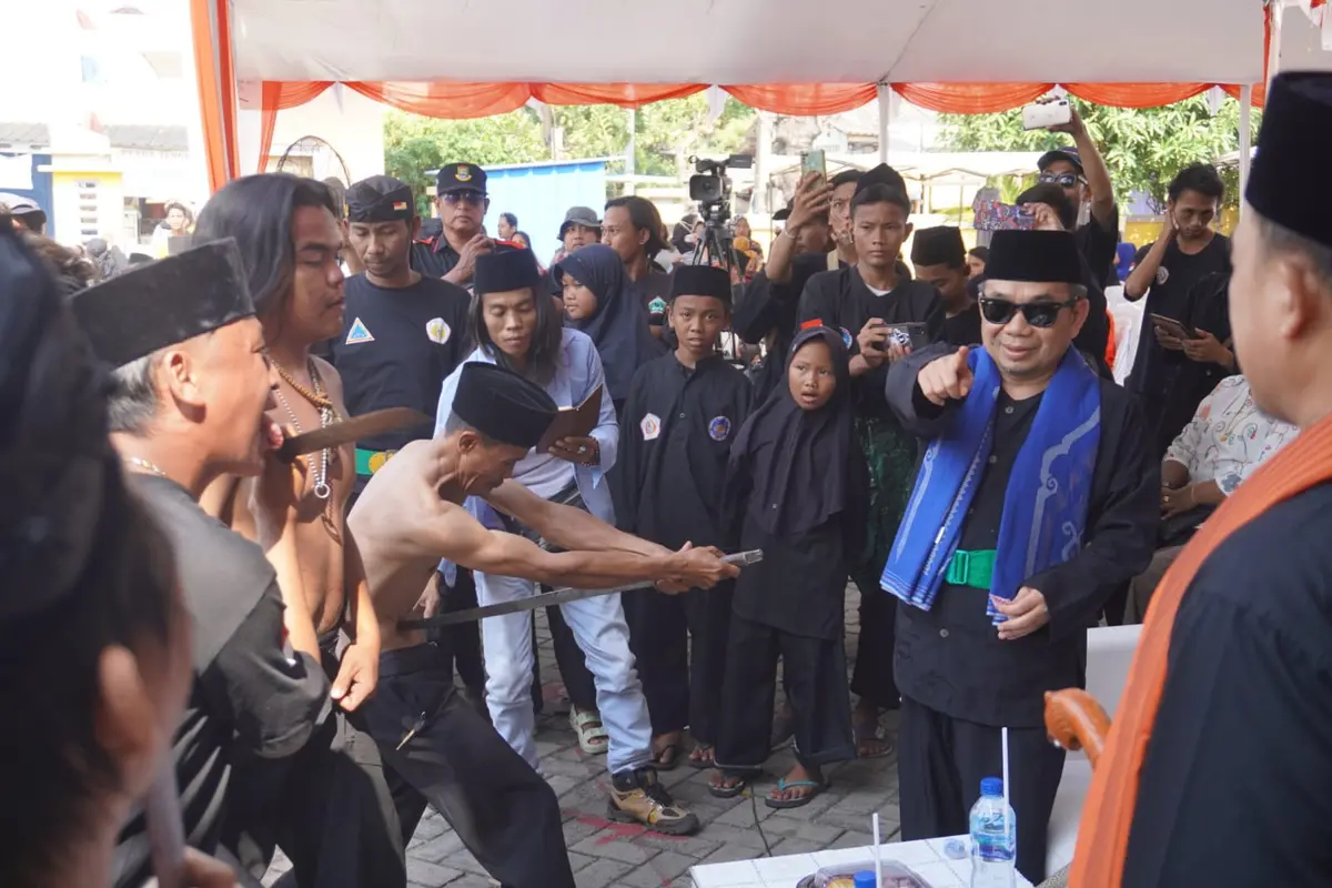 Ketua Fraksi PKS DPR RI Jazuli Juwaini membuka Festival Rampak Pencak Silat di Kota Cilegon, Banten pada Minggu (6/8/2023).