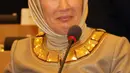 Istri Presiden Turki, Emine Erdogan tampil cantik dengan jilbab berwarna keemasan. Emine Erdogan menjadi istri Presiden Turki pertama yang mengenakan jilbab (haber.sol.org.tr)