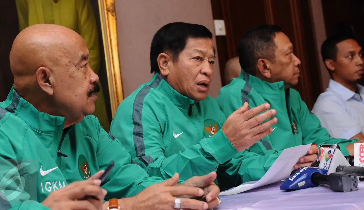 Ketua Komite Pemilihan PSSI, Agum Gumelar (tengah) saat menjelaskan hasil putusan verifikasi di Jakarta, Sabtu (10/9). Salah satu bakal calon ketua umum PSSI yang lolos verifikasi, Pangkostrad Letjen TNI Edy Rahmayadi. (Liputan6.com/Helmi Fithriansyah)