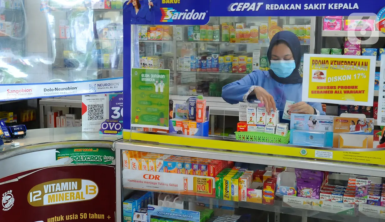 Pegawai mengumpulkan sejumlah obat sirup yang mengandung paracetamol di Apotek Prima Husada, Cinere, Depok, Jawa Barat, Kamis (20/10/2022). Kementerian Kesehatan menginstruksikan seluruh apotek untuk sementara tidak menjual obat bebas dalam bentuk sirup anak kepada masyarakat akibat adanya lebih dari  200 kasus gangguan ginjal akut misterius yang menyerang anak di Indonesia. (merdeka.com/Arie Basuki)