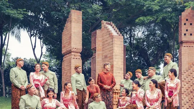 Groomsmen dan Bridesmaid Vidi Aldiano-Sheila Dara. (instagram.com/vidialdiano)