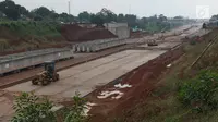 Suasana pembangunan proyek jalan tol Cijago Seksi II di kawasan Depok, Jawa Barat, Senin (2/10). Kendala pembebasan lahan membuat jalan bebas hambatan sejauh 14,6 km itu baru mentok di belakang Kampus UI. (Liputan6.com/Immanuel Antonius)