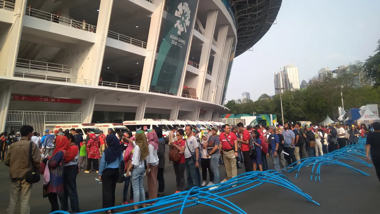 Ribuan masyarakat antre masuk ke acara pembukaan Asian Games 2018