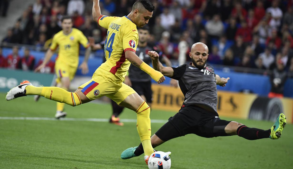 Arlind Ajeti menjadi tembok kokoh jantung pertahanan Albania saat menang melawan Rumania 1-0. Kegigihannya menggagalkan setiap peluang Rumania membuatnya pantas menjadi Man of The Match, (19/6/2016). (AFP/Jeff Pachoud)