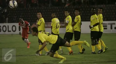  Pesepakbola Semen Padang Hamdi Ramdan (depan) menghalau tendangan bebas pesepakbola Persija Pacho Kenmogne pada pertandingan 8 besar Piala Jendral Sudirman antara Persija vs Semen Padang di Stadion Manahan Solo, Minggu (20/12). (Boy Harjanto)