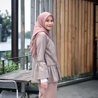 Bulan Ramadan tahun ini merupakan hal yang spesial bagi Zaskia Adya Mecca. Pasalnya, ia dan Hanung Bramantyo baru saja dikaruniai buah hati kembali. Dan sebagai orang tua, di bulan Ramadan ini ia mengajarkan anaknya berpuasa. (Instagram/zaskiadyamecca)