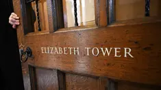 Pintu yang mengarah ke Menara Elizabeth, yang lebih dikenal dengan nama Big Ben, dibuka lebar di dalam Gedung Parlemen London pada 22 Oktober 2025. (Justin TALLIS/AFP)