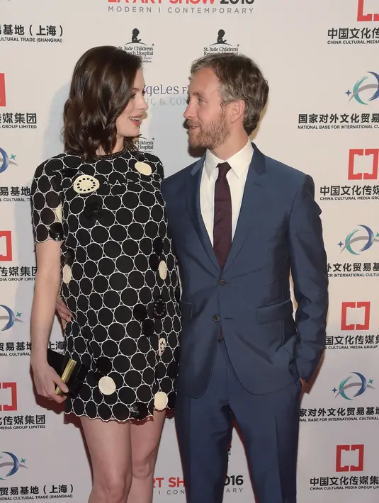 Dilansir dari Aceshowbiz, putra pertama pasangan Anne Hathaway dan Adam Shullman diberi nama Jonathan Rosebanks Shullman. (AFP/Bintang.com)