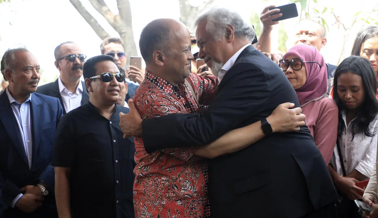Presiden pertama Timor Leste Xanana Gusmao (kanan) memeluk Ilham Habibie saat berziarah ke makam Presiden ke-3 RI BJ Habibie di TMP Kalibata, Jakarta, Minggu (15/9/2019). Xanana dan perwakilan rakyat Timor Leste memanjatkan doa untuk Habibie. (merdeka.com/Iqbal Nugroho)