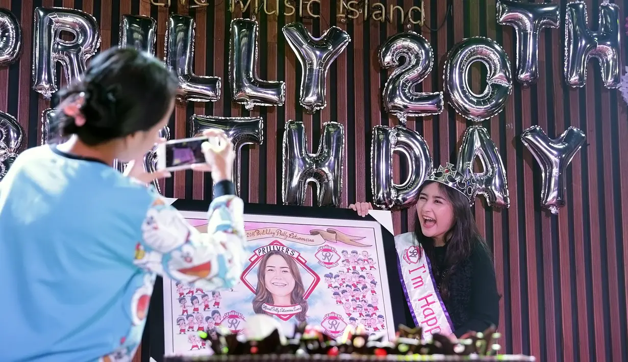 Kado dari Prillvers. Bersama para penggemarnya, malam itu Prilly banyak mengumbar senyum. Tidak lupa, ia mengucapkan rasa terima kasih kepada para penggemar yang selama ini terus mendukung kariernya. (Bambang E. Ros/Bintang.com)