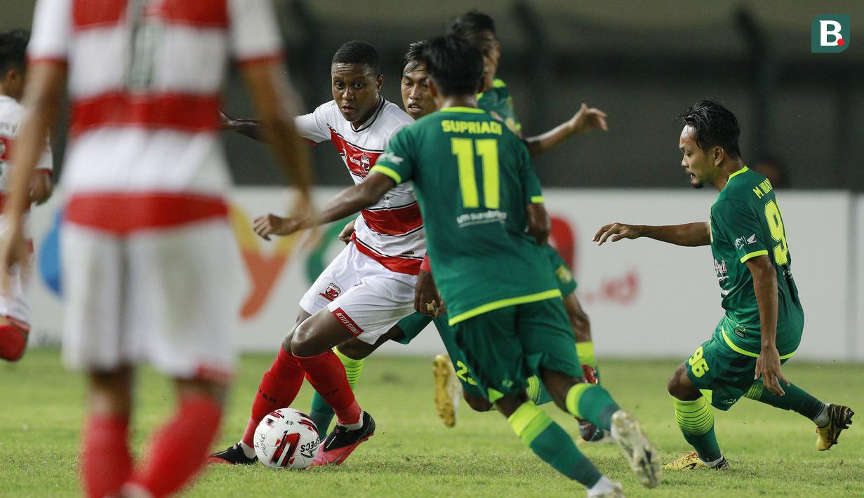 Striker Madura United, Hugo Gomes (kiri) dikurung tiga pemain Persebaya Surabaya dalam laga matchday ke-2 Grup C Piala Menpora 2021 di Stadion Si Jalak Harupat, Bandung, Minggu (28/3/2021). (Bola.com/M Iqbal Ichsan)
