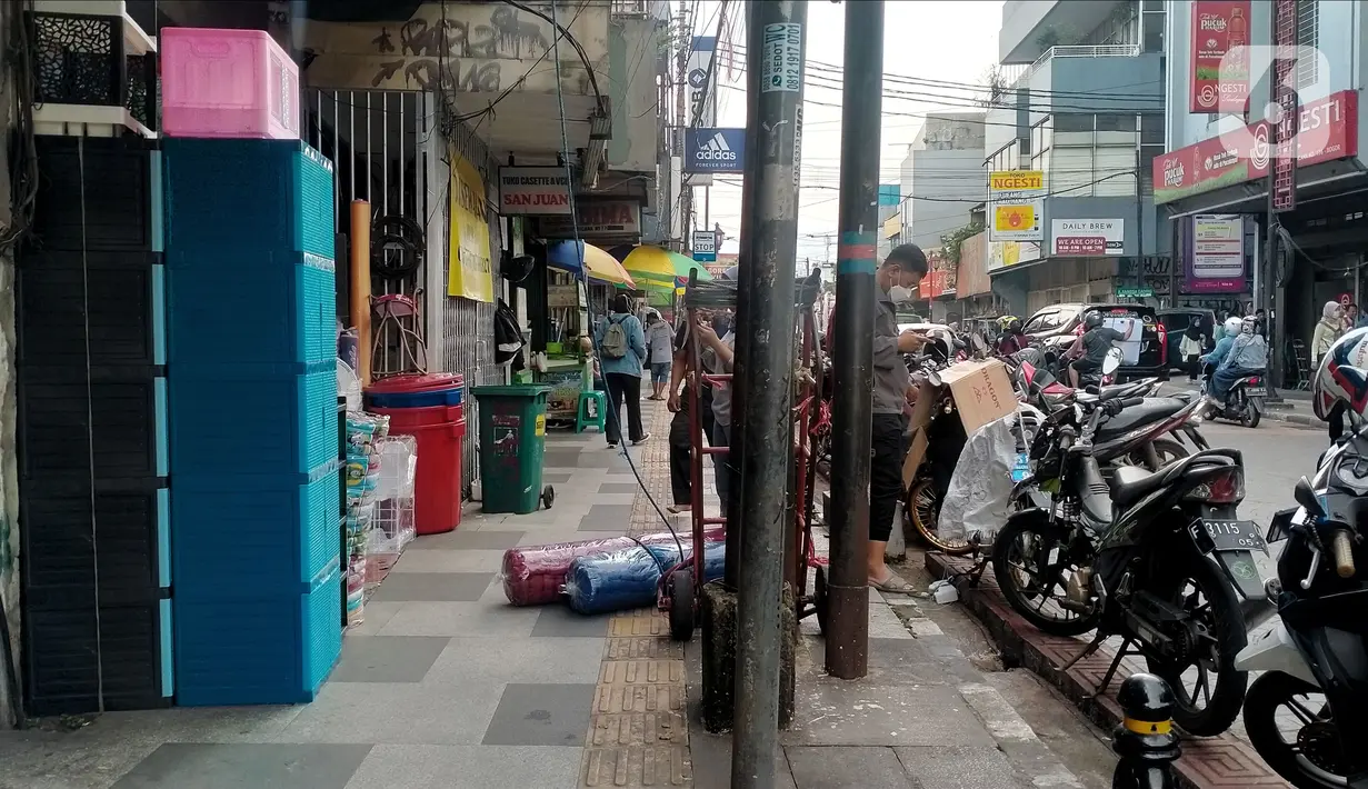 Sejumlah tiang berdiri di jalur pedestrian sepanjang Jalan Surya Kencana, Kota Bogor, Jawa Barat, Sabtu (3/12/2022). Jalur pedestrian yang seharusnya menjadi akses pejalan kaki dan ramah bagi kaum disabilitas itu tidak berfungsi dengan semestinya. (Liputan6.com/Magang/Aida Nuralifa)