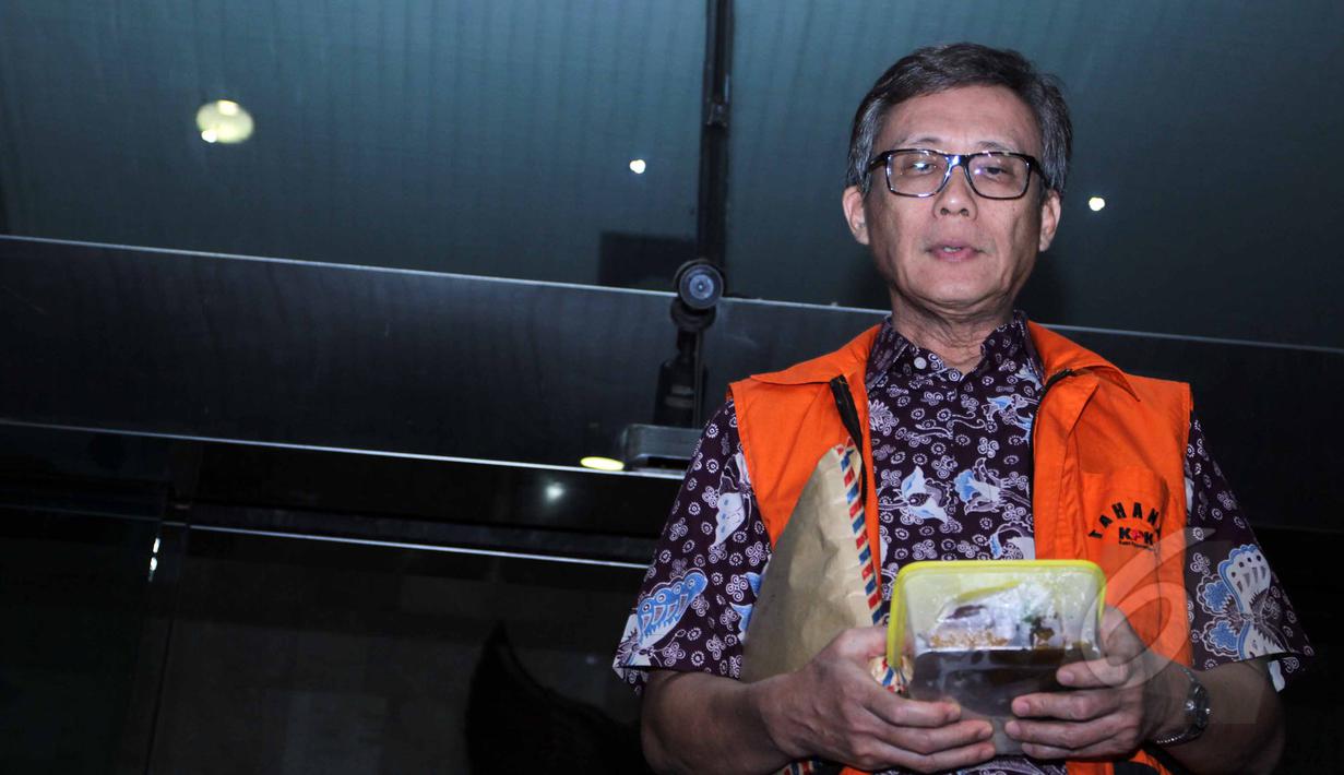 Direktur Utama PT Bursa Berjangka Jakarta (BBJ) Sherman Rana K keluar dengan baju tahanan usai diperiksa di KPK, Jakarta, Jumat (8/5/15). KPK menahan Sherman terkait kasus ke Badan Pengawas Perdagangan Berjangka Komoditi . (Liputan6.com/Helmi Afandi)