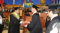 Gubernur Soekarwo menerima anugerah gelar Doktor Honoris Causa Bidang Ekonomi dari Unair (Liputan6.com/Dian Kurniawan)