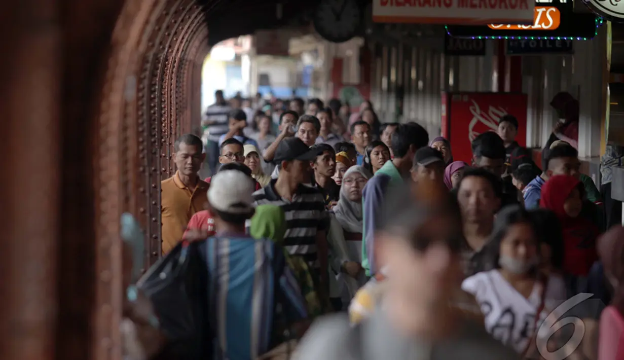 Suasana Stasiun kota saat libur Natal dan Tahun Baru 2015, Jakarta, Jumat (26/12/2014). (Liputan6.com/Faizal Fanani)