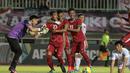 Kebahagiaan tergambar dari wajah pemain Timnas Indonesia saat gol berbanding terbalik dengan kiper Vietnam yang kecewa kepada rekannya pada laga semi-final AFF Suzuki Cup di Stadion Pakansari, Bogor, (03/12/2106). (Bola.com/Nicklas Hanoatubun)