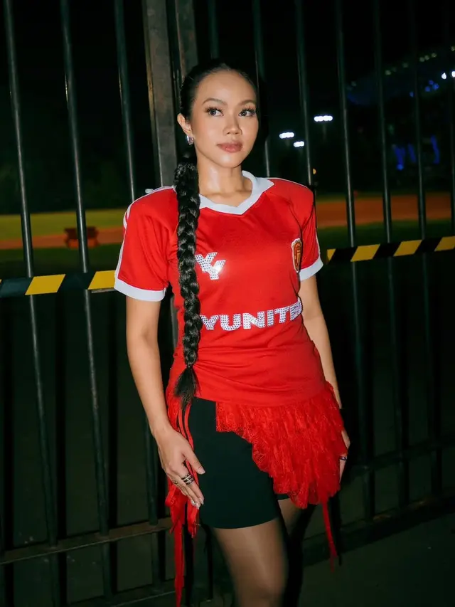 Gaya Yura Yunita Tampil Sporty Feminin dengan Sentuhan Jersey Bola “Yunited” Saat Manggung