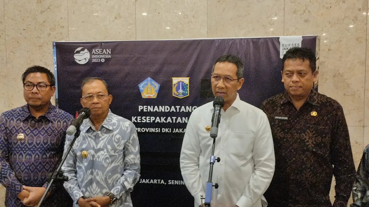 Penjabat (Pj) Gubernur DKI Jakarta Heru Budi Hartono menyerahkan proses revitalisasi Blok G Pasar Tanah Abang kepada Perumda Pasar Jaya