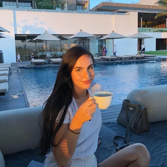 7 Potret Sabina Paz, Tunangan Rafael Tan yang Kerap Tampil Stylish