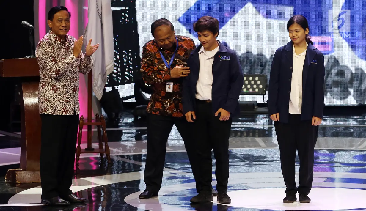 Direktur ATVI, Eduard Depari disaksikan Direktur Utama Indosiar Imam Sudjarwo menyematkan almamater kepada mahasiswa baru Akademi Televisi Indonesia (ATVI) pada acara penerimaan di Studio 6 Emtek City, Jakarta, Rabu (23/8). (Liputan6.com/Johan Tallo)