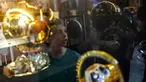 Seorang anak laki-laki terpantul pada kotak kaca saat ia mengunjungi Museum Pele di Santos, Brasil, 26 Desember 2022. Museum Pele secara resmi dibuka pada 15 Juni 2014. (AP Photo/Matias Delacroix)