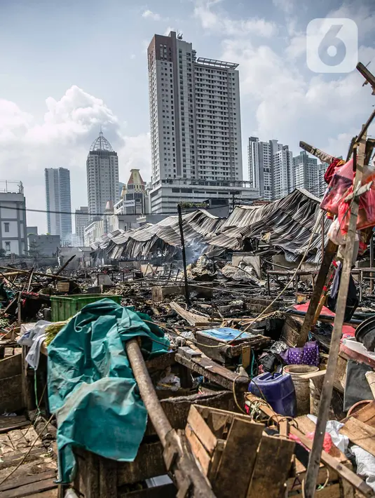 Suasana Pasar Kambing usai terbakar di Jalan Sabeni RT 1 RW 12, Kebon Melati, Tanah Abang, Jakarta, Jumat (9/4/2021). Tak ada korban jiwa atau luka akibat musibah tersebut. (Liputan6.com/Faizal Fanani)