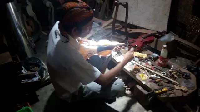 Tidak jarang ia juga melakukan ritual saat membuat biola