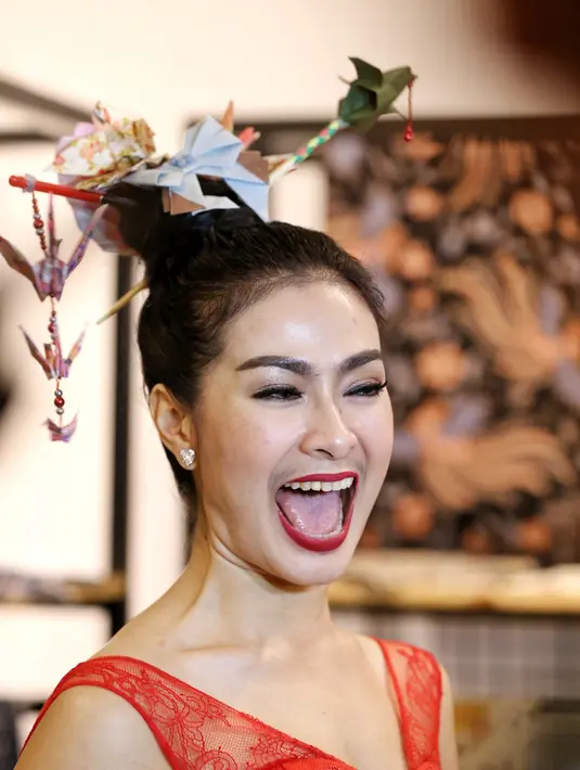 "Jadi enggak bisa kita pungkiri bahwa lagu dangdut sudah diperdengarkan. Saya pun kalau pergi kesana kayak dikenali 'Oh Iis dahlia ya', seperti itu." kata ibu dua anak ini. (Deki Prayoga/Bintang.com)