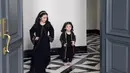 Dalam video singkat yang dibagikan di media sosial, Putri Nabila Syakieb dan Putri Ali Syakieb tampak mengenakan baju serba hitam berjalan bak model. [@nsyakieb85]