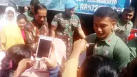 Blusukan ke Pasar Klaten, Jokowi Bagikan Kain Batik