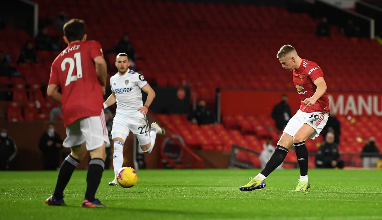 Gelandang Manchester United (MU) Scott McTominay berhasil mencetak gol ke gawang Leeds United dalam lanjutan Liga Inggris di stadion Old Trafford, Senin (21/12/2020) dinihari WIB. Scott McTominay cetak sejarah dengan dua gol dalam kurun waktu tiga menit menit. (Michael Regan/POOL/AFP)