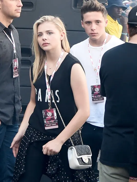 Nampaknya, hubungan Chloe Moretz dan Brooklyn Beckham mulai mendapat persetujuan oleh kedua oang tuanya. (AFP/Bintang.com) 