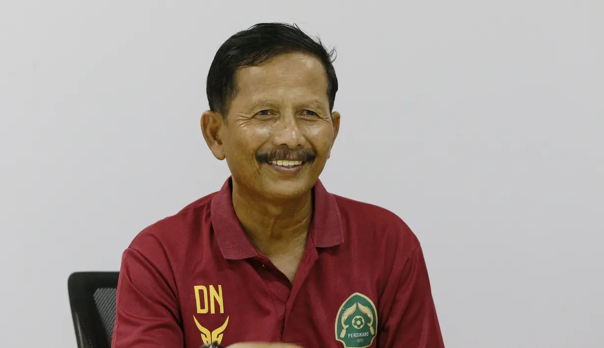 Pelatih Persikabo 1973, Djajang Nurdjaman, saat jumpa pers usai melawan Persib Bandung pada laga uji coba di Stadion Pakansari, Bogor, Minggu (27/11/2022). (Bola.com/M iqbal Ichsan)