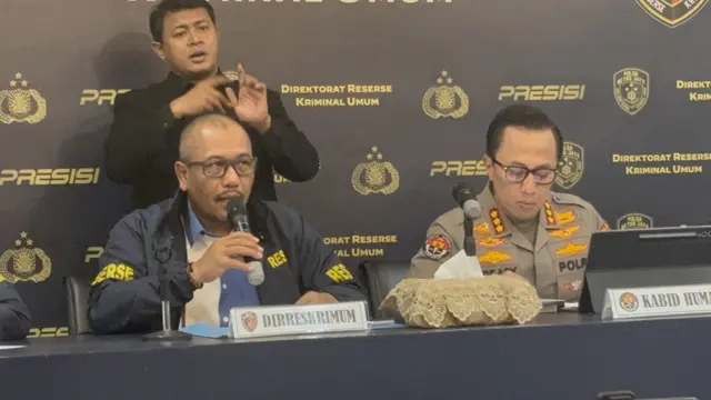 Direktur Reserse Kriminal Umum Polda Metro Jaya Kombes Wira Satya Triputra saat konferensi pers pengungkapan kasus pembunuhan bos sembako di Bekasi, Selasa (3/6/2025).