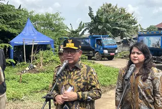 Gubernur DKI Jakarta Pramono Anung meninjau pengerukan kali Sepak segmen Komplek BTN, Jalan Delima 7, Kembangan, Jakarta Barat, Senin (26/1/2026). Pramono meminta, agar pengerukan kali serta sungai di Jakarta dilakukan secara terus-menerus. (Liputan6.com/Winda Nelfira)