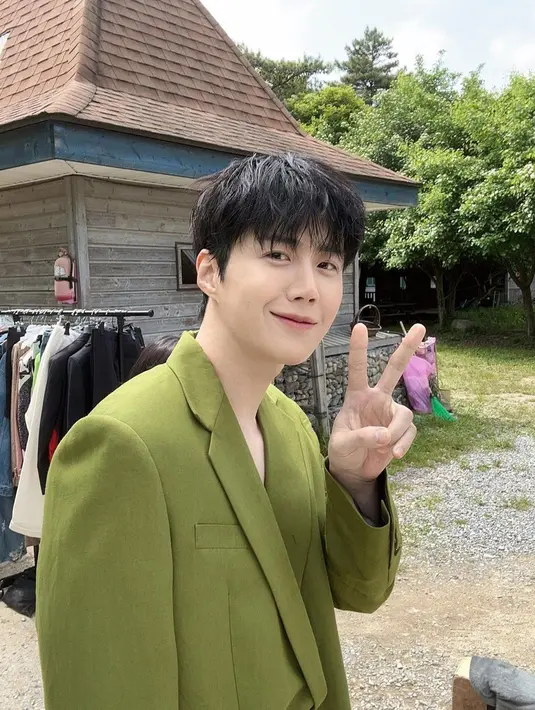 Baru-baru ini, pria kelahiran 8 Mei 1986 ini tampak menjalani pemotrean di alam. Penampilannya saat jalani pemotretan di alam pun tak lepas dari sorotan netizen. (Liputan6.com/IG/@seonho__kim)