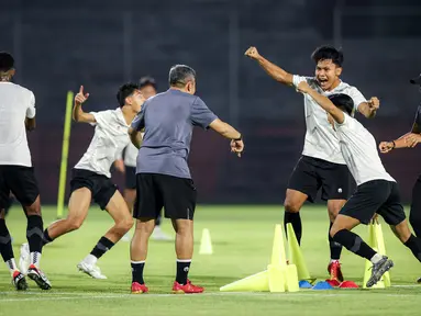 Sejumlah pemain dan ofisial Timnas Indonesia U-17 terlihat gembira saat bermain games dalam sesi latihan di Stadion Gelora 10 November 2023, Surabaya, Kamis (9/11/2023). (Bola.com/Bagaskara Lazuardi)