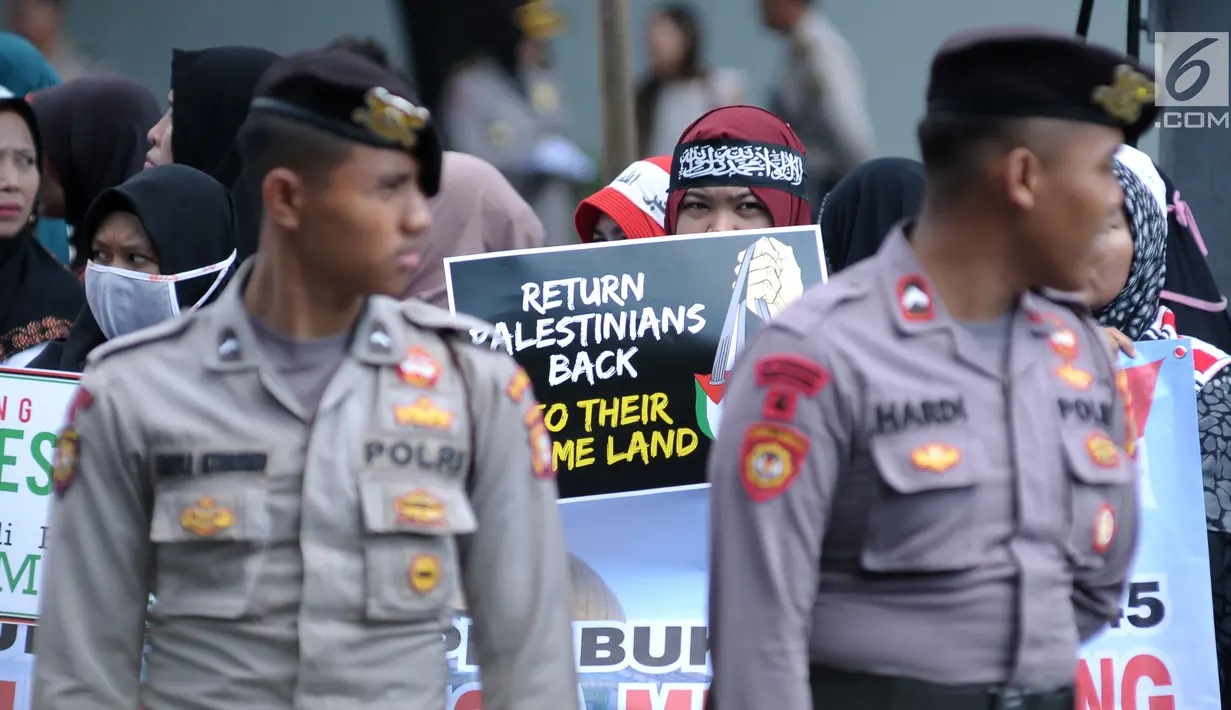 Massa membentangkan tulisan saat berunjuk rasa di depan Kedubes AS Jalan Medan Merdeka Selatan, Jakarta, Selasa (3/4). Aksi ini dukungan moral kepada rakyat Palestina yang ingin pulang ke tanah kelahiran. (Liputan6.com/Helmi Fithriansyah)