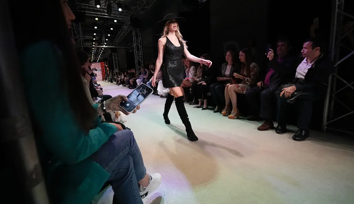 Seorang model menampilkan koleksi karya desainer Rusia Julia Dalakian saat pembukaan Fashion Week di Zaryadye Park, Moskow, Senin (20/6/2022). Moscow Fashion Week akan diadakan di seluruh Moskow. Lebih dari 30 lokasi kota akan digunakan selama acara berlangsung, yaitu: taman, museum, tempat pameran, perpustakaan, dan bioskop. (AP Photo/Alexander Zemlianichenko)