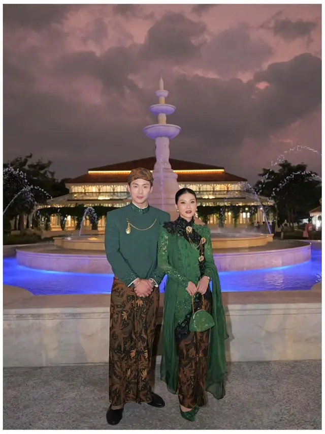 6 Detail Kebaya Sarwendah di Pura Mangkunegaran, Serasi dengan Giorgio Antonio