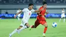Di babak kedua, Timnas China U-17 tetap tampil menekan dan menambah keunggulan menjadi 7-0 atas Indonesia. Tampak dalam foto, pemain depan Timnas Indonesia U-17, Mochammad Mierza Firjatullah (kiri) berebut bola dengan Li Junpeng (China) saat laga uji coba di Indomilk Arena, Tangerang, Banten, Minggu (8/2/2026). (Bola.com/M Iqbal Ichsan)