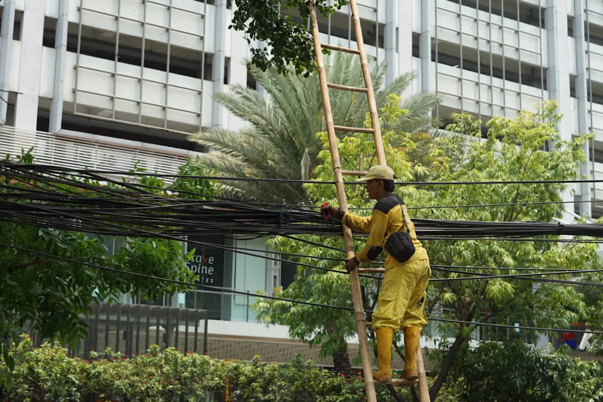 Terlalu Semrawut, Kabel Optik Liar Kemang Ditertibkan